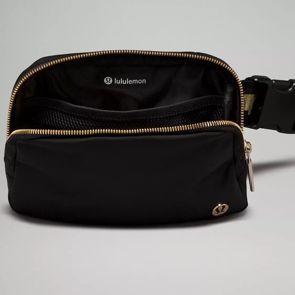 Lululemon Everywhere Belt Bag Black & Gold Logo Strap Crossbody Bag Nwt - Picture 5 of 6